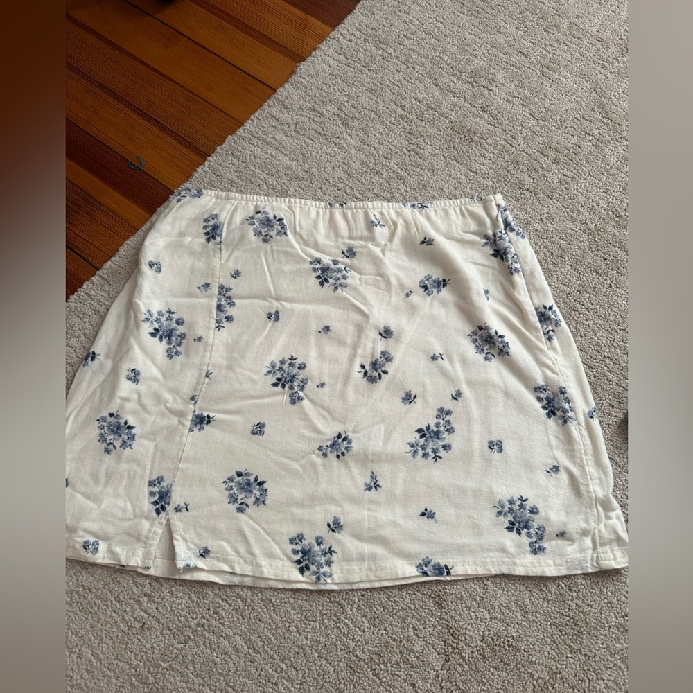 American Eagle white and blue floral print skirt